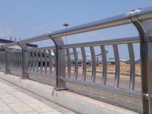 201不銹鋼復(fù)合管護(hù)欄